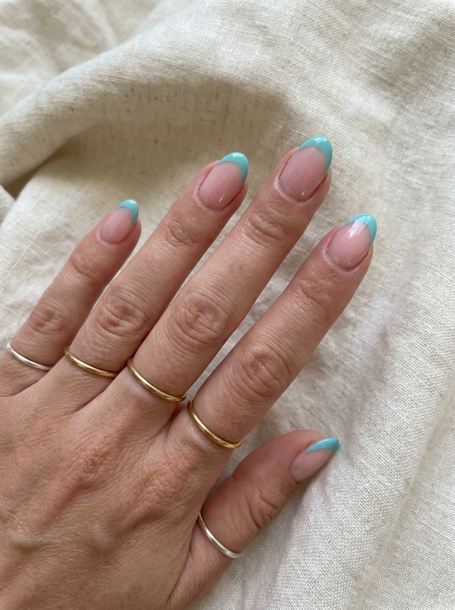 Classic Turquoise French Nails als Turquoise French Nails Inspiration 2026